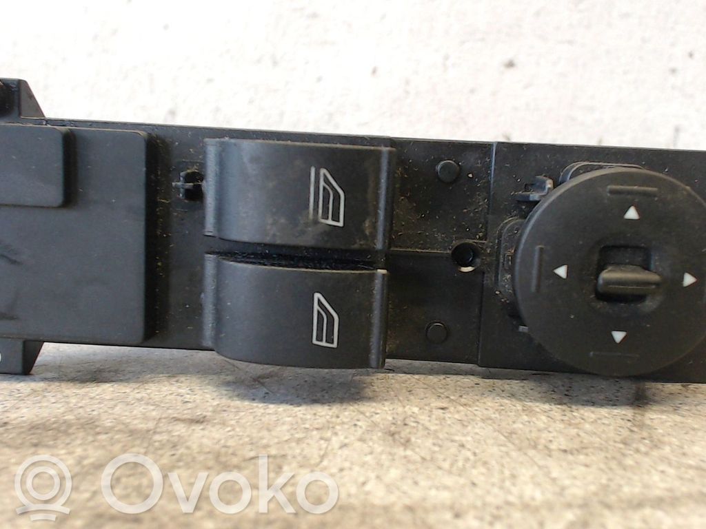 Ford Focus Przyciski szyb 