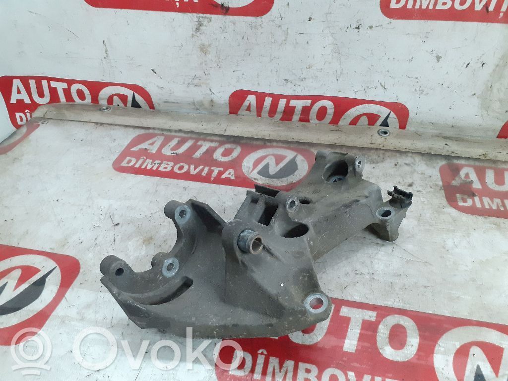 Renault Clio III Engine mount bracket 