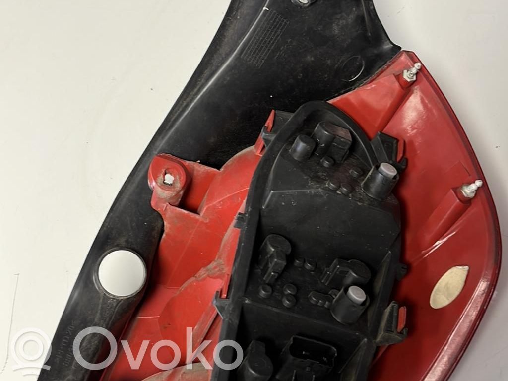 Renault Clio III Aizmugurējais lukturis virsbūvē 