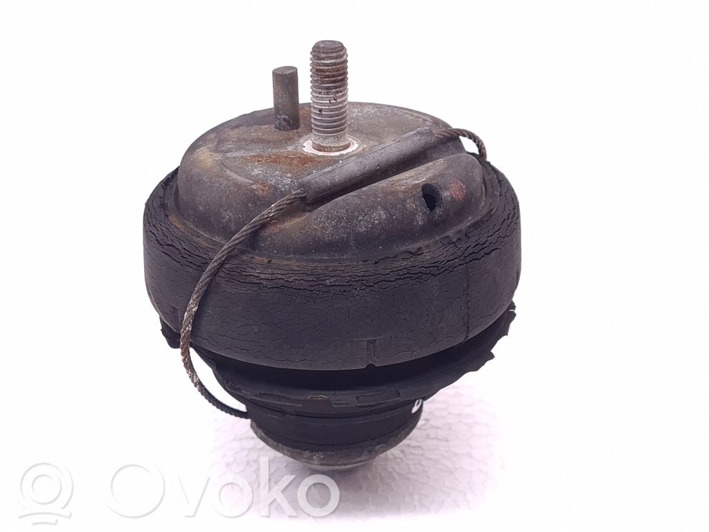 Volvo 850 Engine mount bracket 
