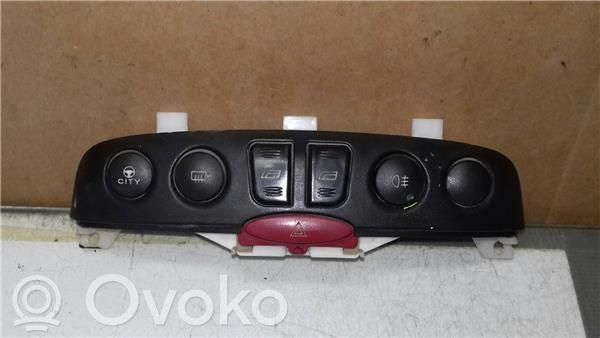 Fiat Punto (188) Hätävilkkujen kytkin 