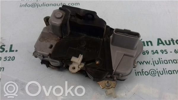 Peugeot 307 Priekšpusē slēdzene 