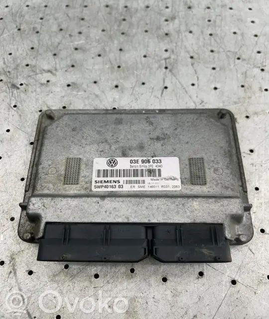 Komputer / Sterownik ECU silnika   03E906033,82W8M26J