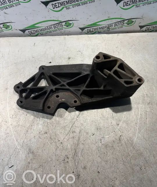 Engine mounting bracket   V0JCTBWK