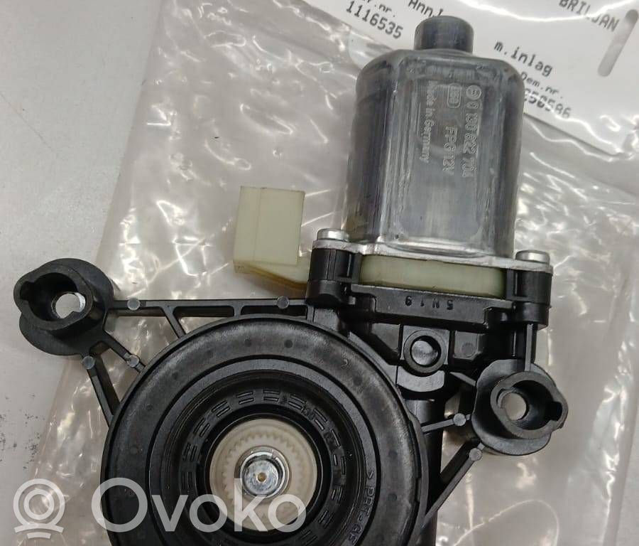 Audi A4 S4 B9 Priekinio lango pakelėjo varikliukas 