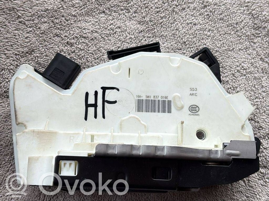 Volkswagen PASSAT CC Front door lock 