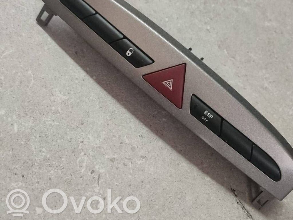 Peugeot 308 Hazard light switch 