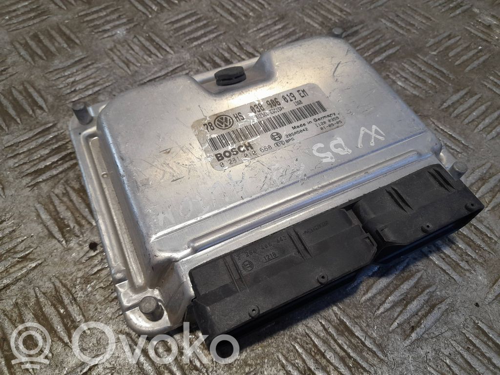 Volkswagen PASSAT B5.5 Engine control unit/module 