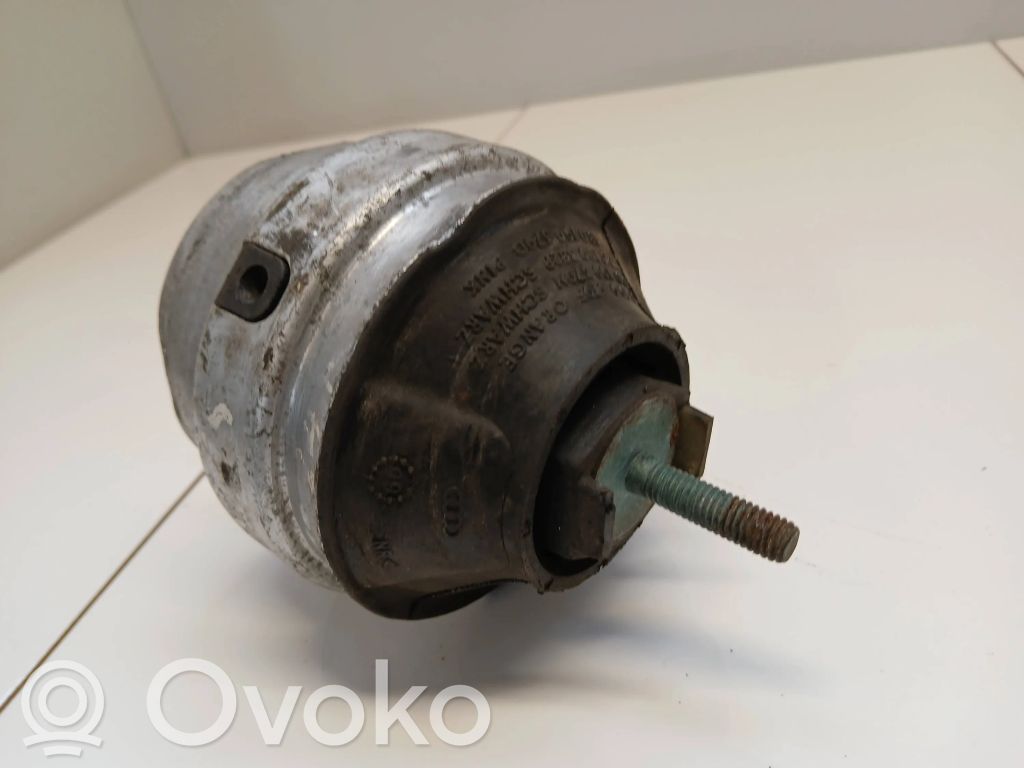 Engine mounting bracket   8D0199382L