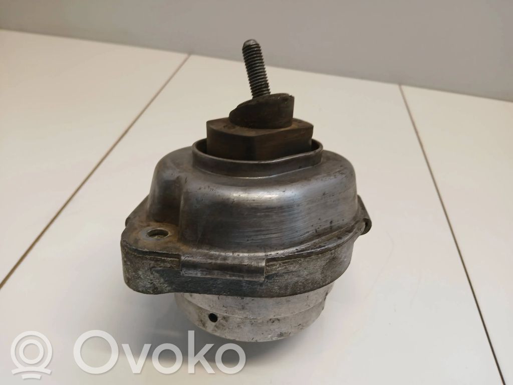 Engine mount bracket   6758444,02092004
