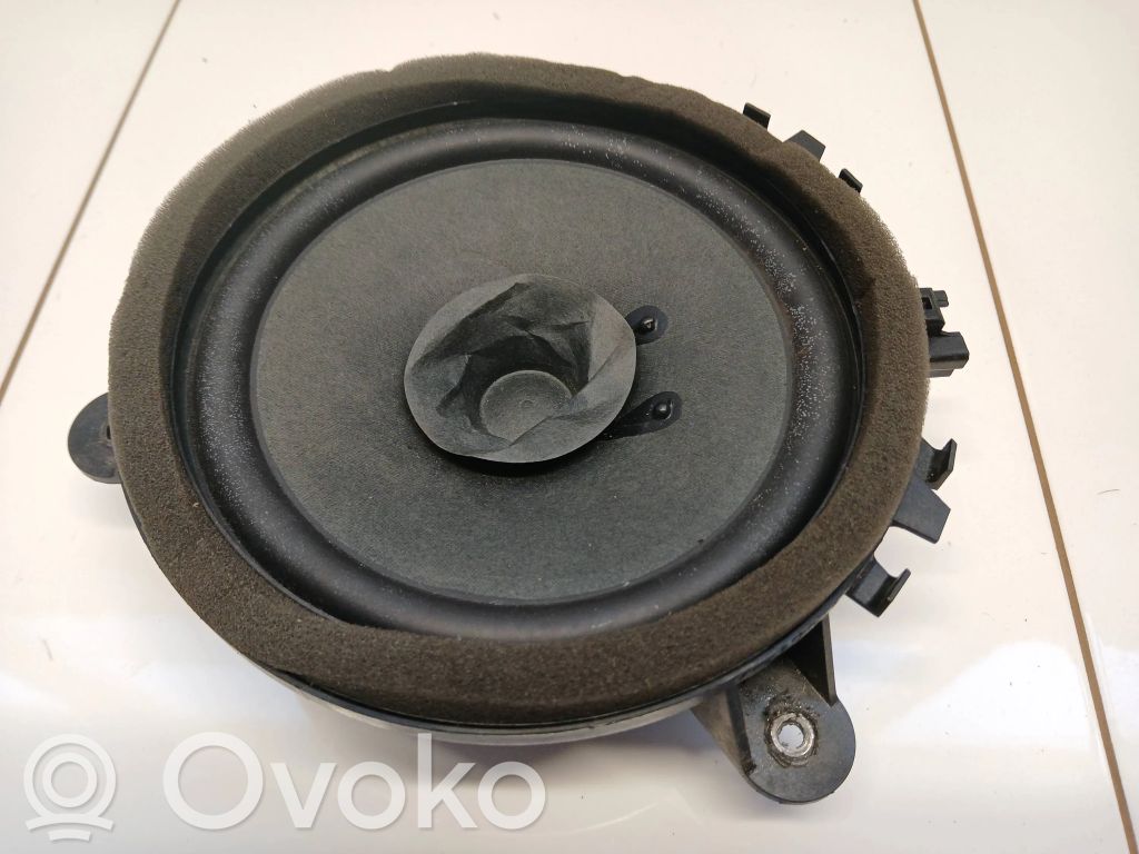 Etuoven kaiutin