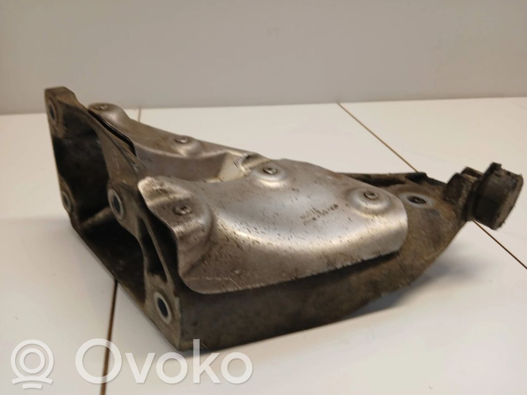 BMW X5 E70 Engine mounting bracket 