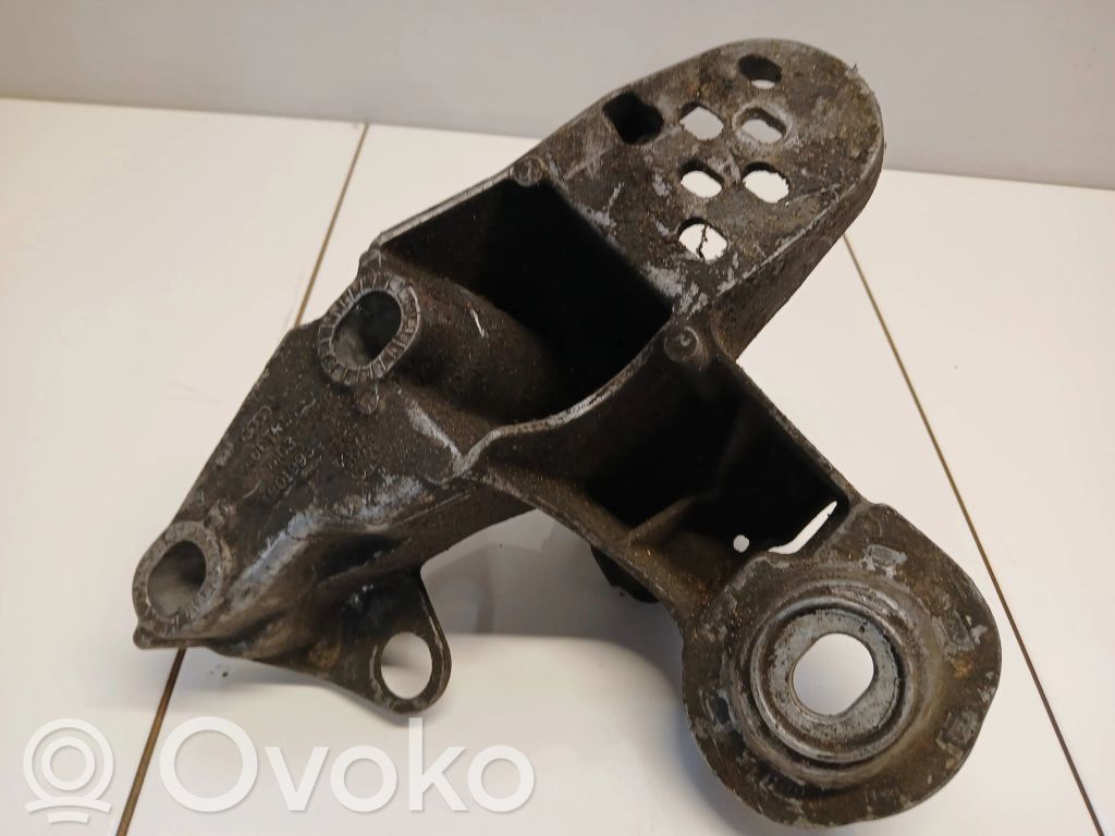 Volkswagen PASSAT B5 Engine mounting bracket 