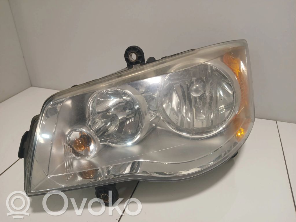 Chrysler Grand Voyager V Lampa przednia 