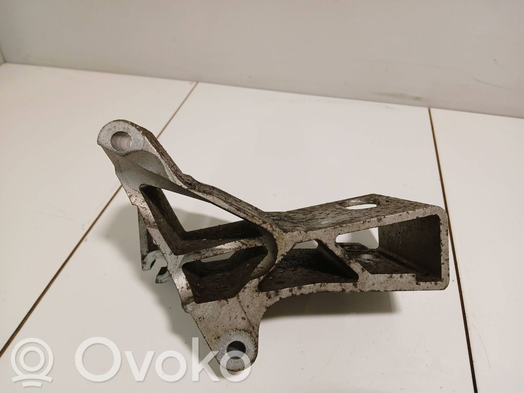 Volvo XC90 Engine mounting bracket 