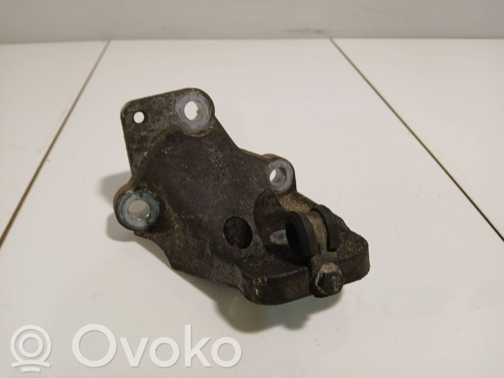 Volvo XC90 Engine mounting bracket 