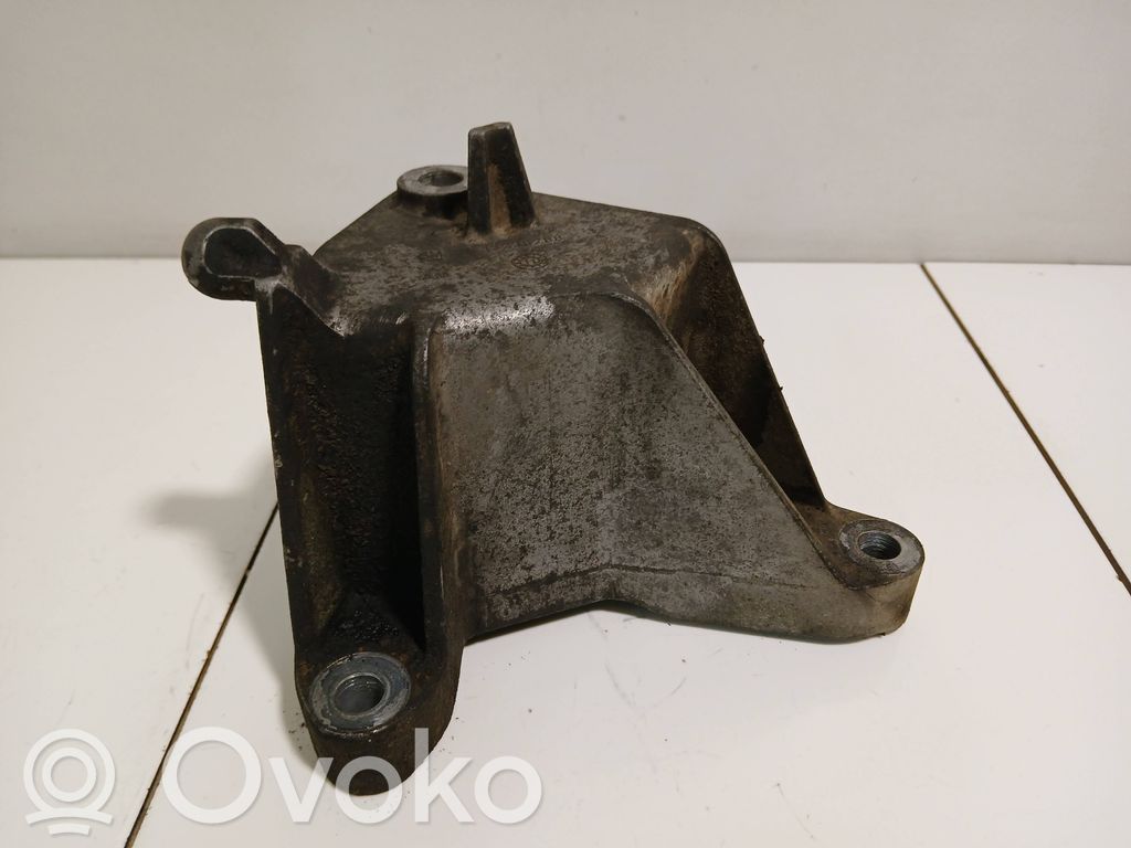 Opel Insignia A Engine mounting bracket 