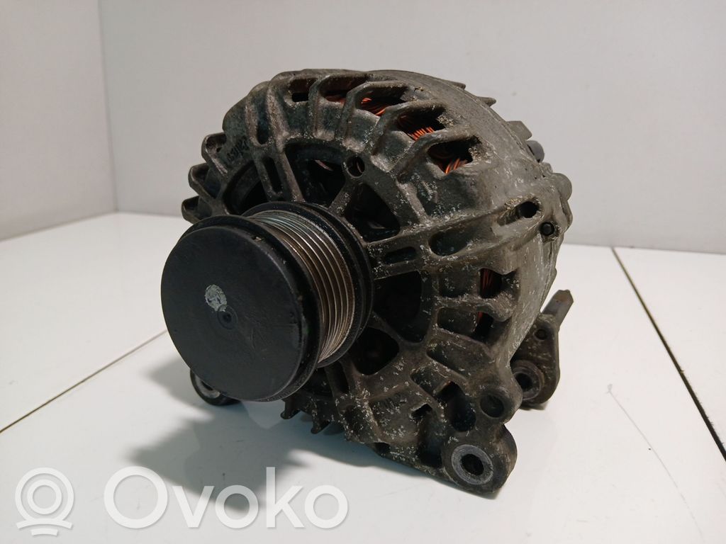 Volkswagen PASSAT B7 Alternator 