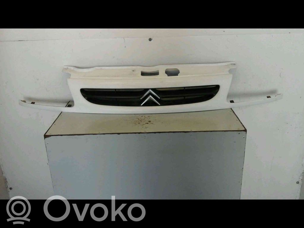 Citroen Saxo Etupuskurin ylempi jäähdytinsäleikkö 