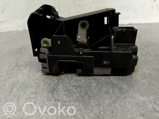 Opel Vivaro Front door lock 