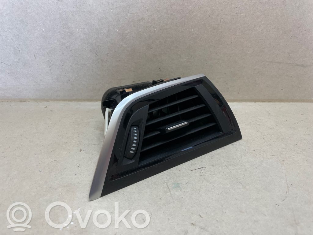 BMW M2 F87 Boczna kratka nawiewu deski rozdzielczej 