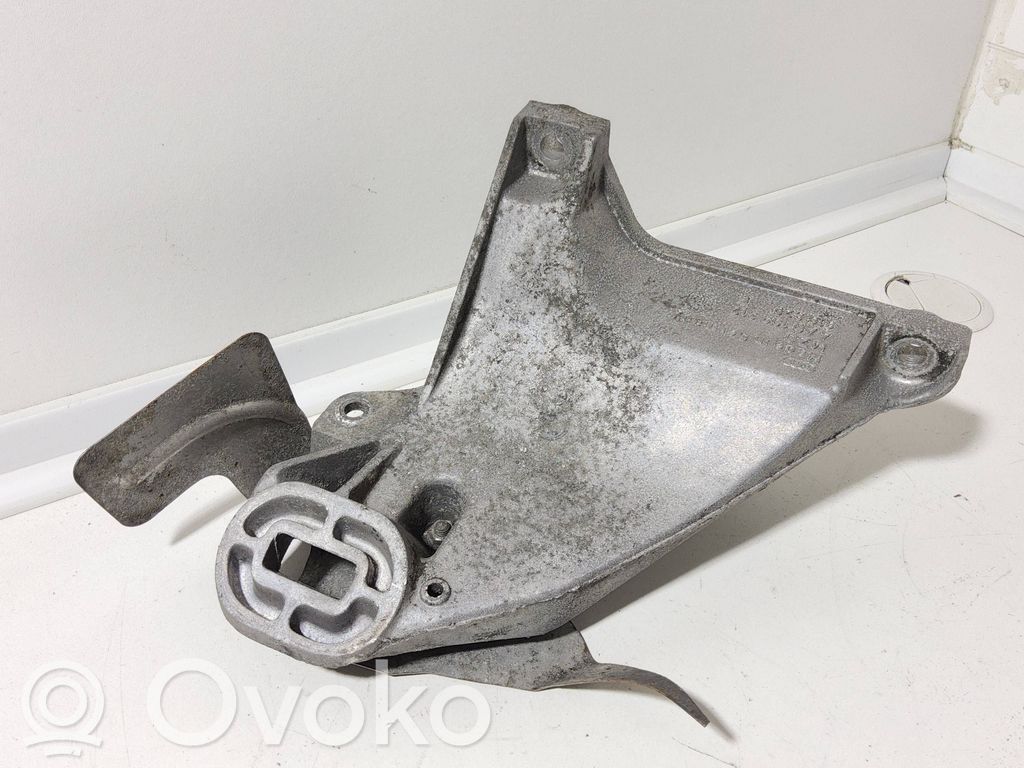 Engine mounting bracket   4A0199312,810820,4A0199796