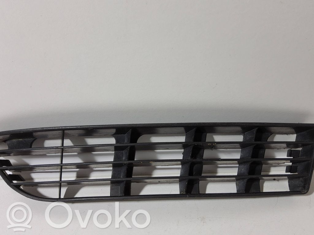 Audi A6 S6 C4 4A Etupuskurin alempi jäähdytinsäleikkö 