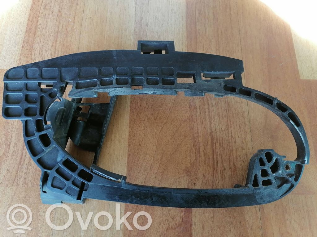 BMW 7 E65 E66 Takaoven ulkokahvan kehys 