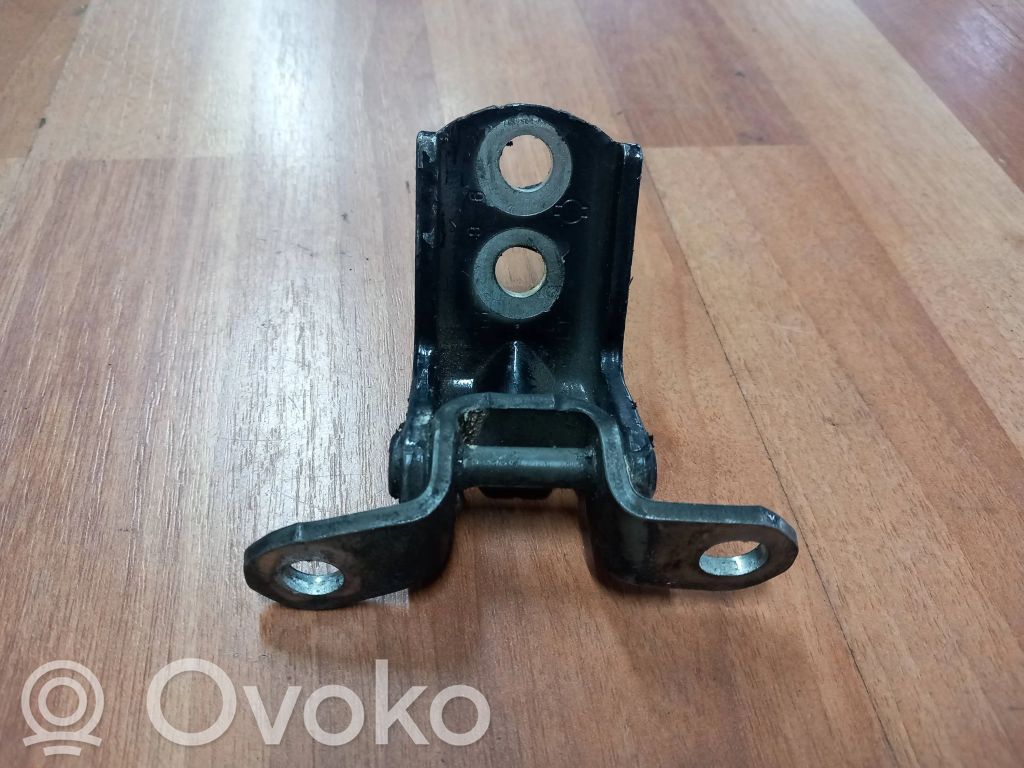 Nissan Qashqai Aizmugurē apakšējā vira (eņģe) 