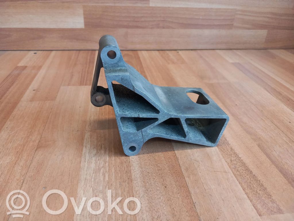Volvo XC70 Engine mounting bracket 