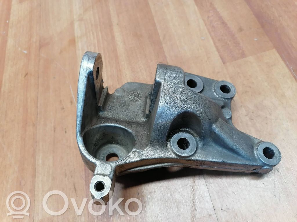 Peugeot 407 Engine mounting bracket 