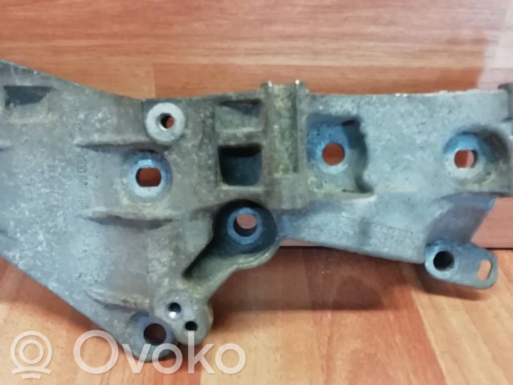 Renault Megane III Soporte del alternador 