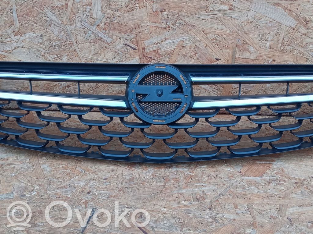Opel Astra K Maskownica / Grill / Atrapa górna chłodnicy 