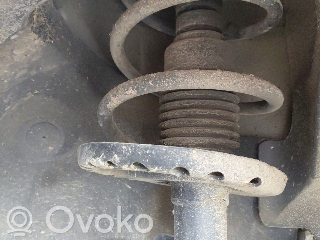 Renault Clio III Etuiskunvaimennin kierrejousella 