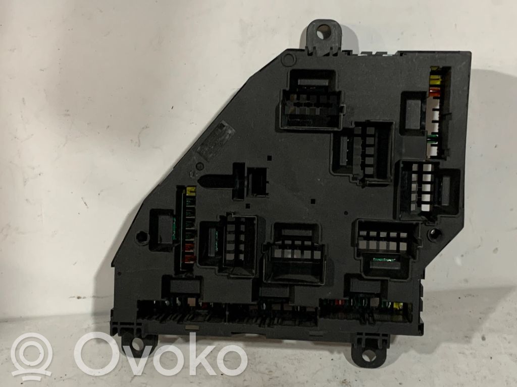 BMW 7 F01 F02 F03 F04 Ramka / Moduł bezpieczników 