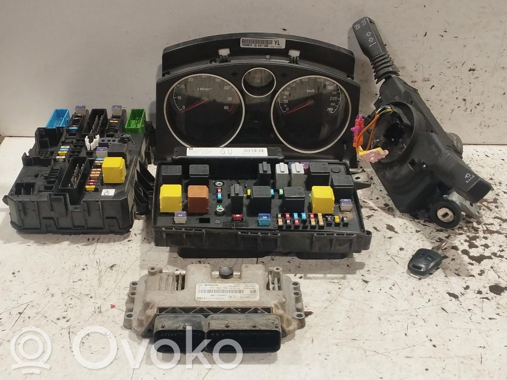 Opel Zafira B Kit cu ECU motor și set închidere uși 
