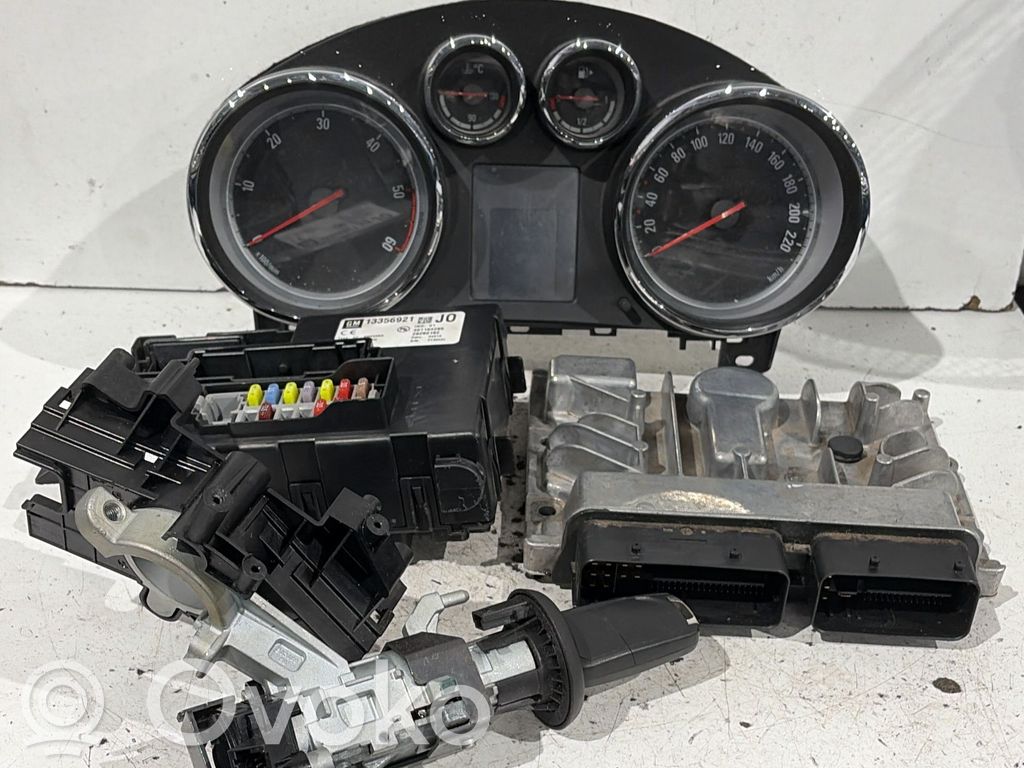 Opel Meriva B Engine ECU kit and lock set 