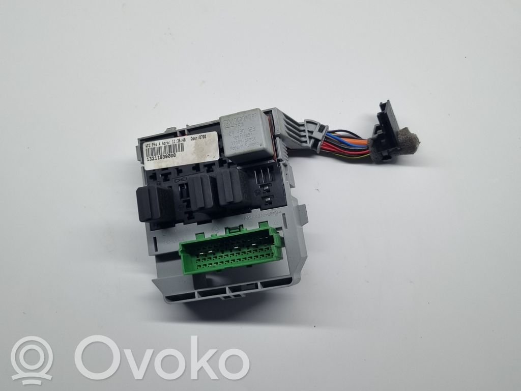 Opel Meriva A Ramka / Moduł bezpieczników 