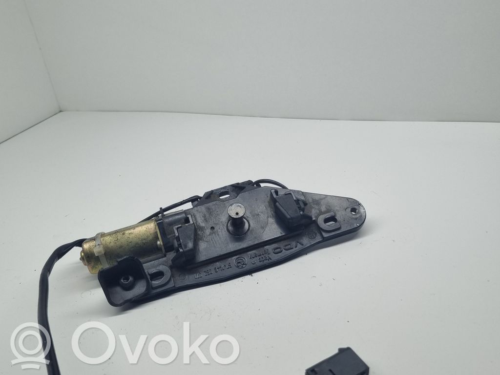 BMW 5 E39 Aizmugurējā pārsega pievilcējs 