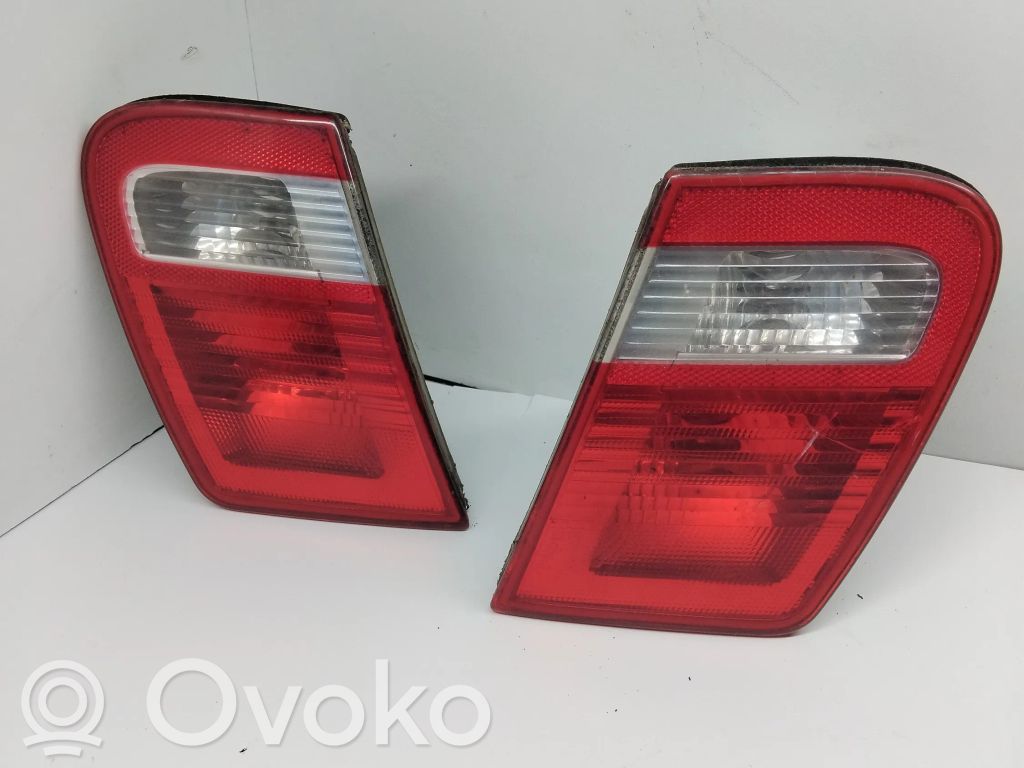 Tailgate rear/tail lights