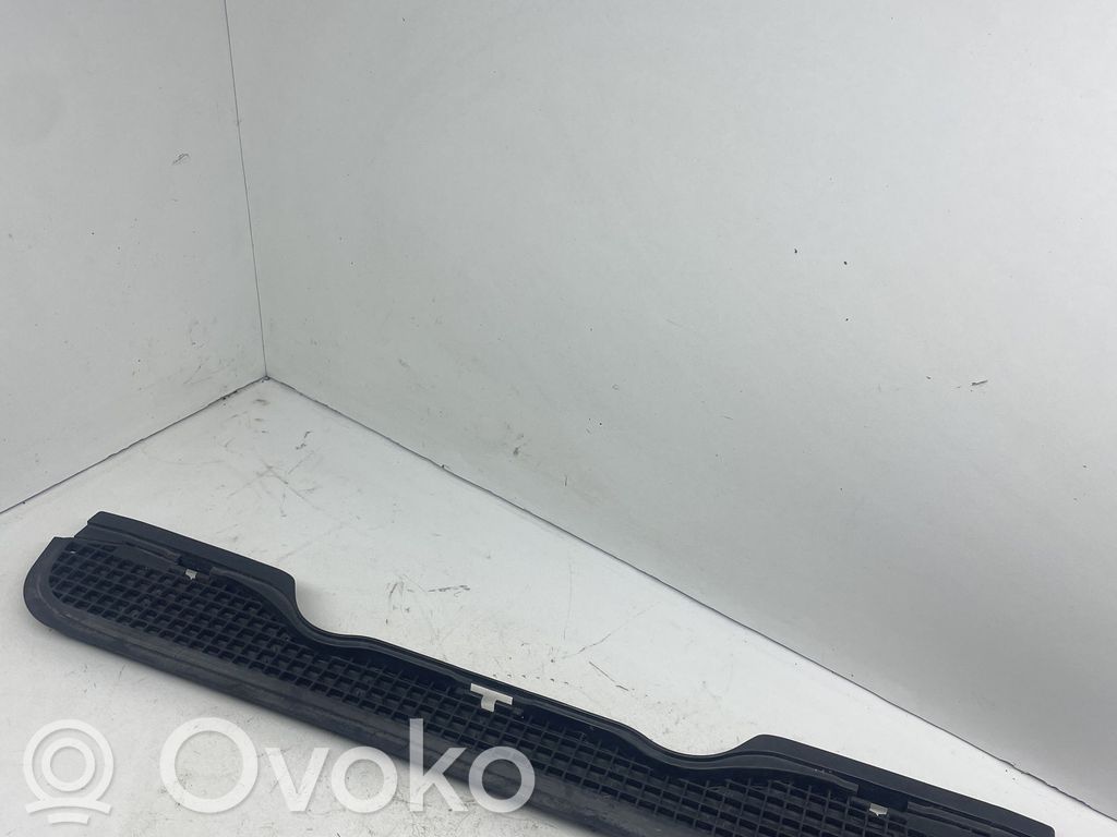 BMW 3 E36 Lango oro grotelės 
