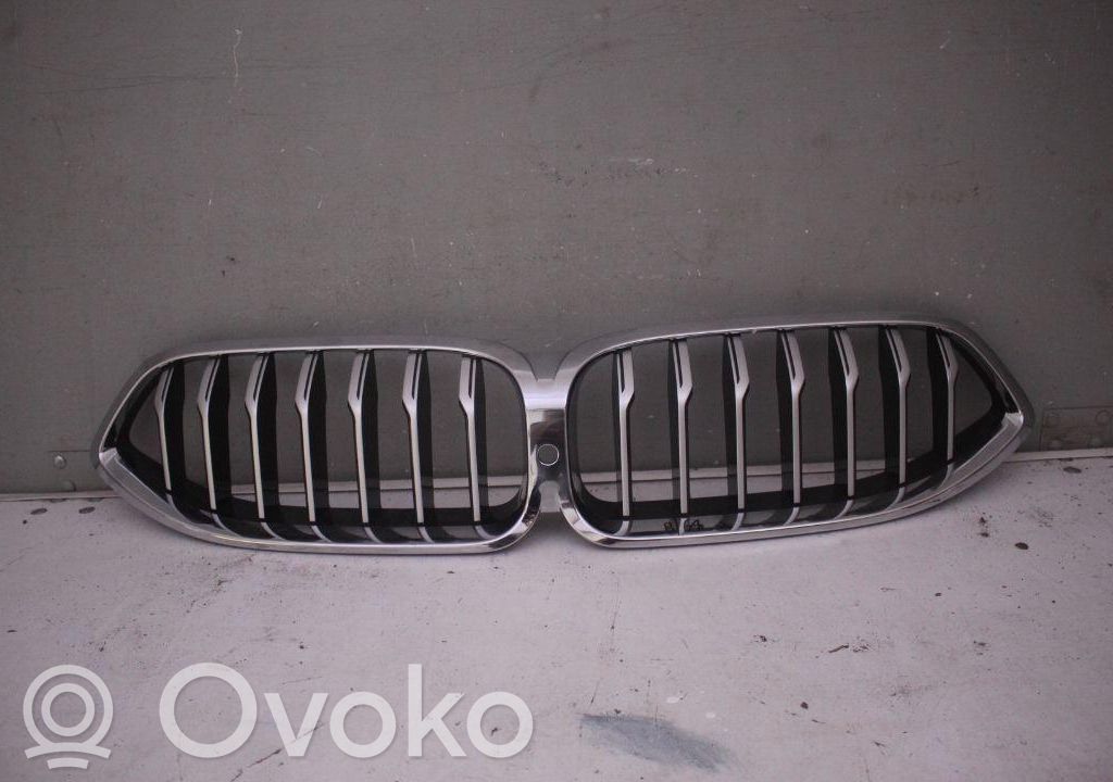 BMW 8 G15 Rejilla superior del radiador del parachoques delantero 