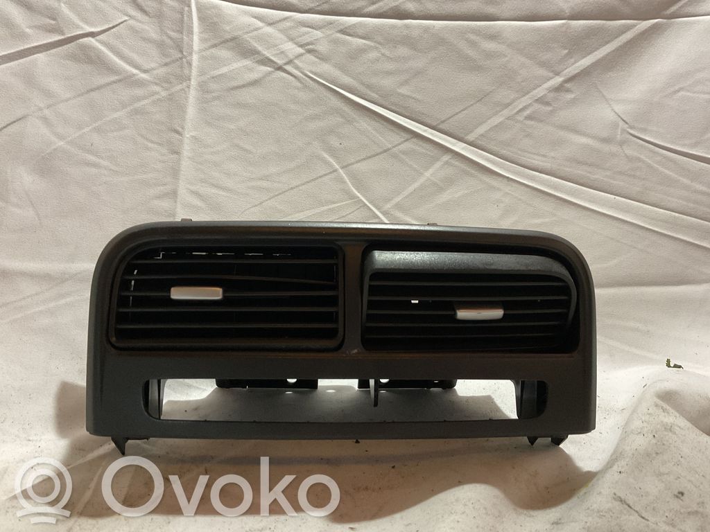 Fiat Grande Punto Dysze / Kratki środkowego nawiewu deski rozdzielczej 