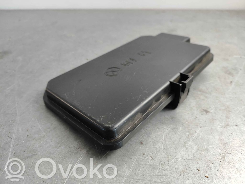 Volvo C40 Pokrywa skrzynki bezpieczników 