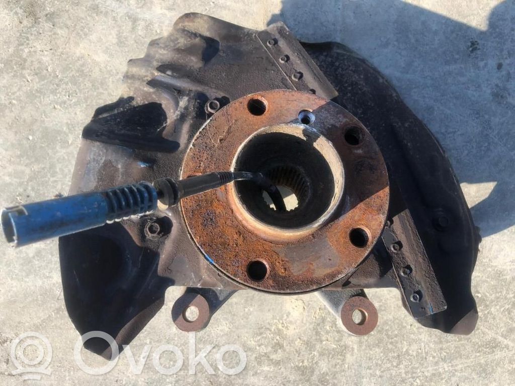 Front wheel hub spindle knuckle   6761575B