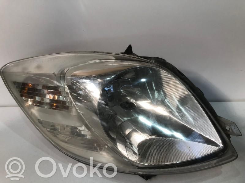 Toyota Yaris Lampa przednia 