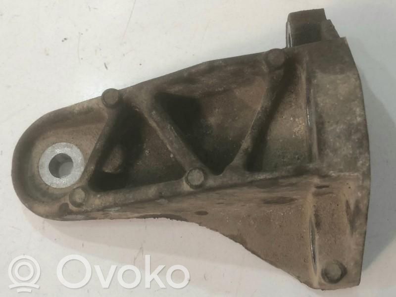 Engine mounting bracket   5R836061BA