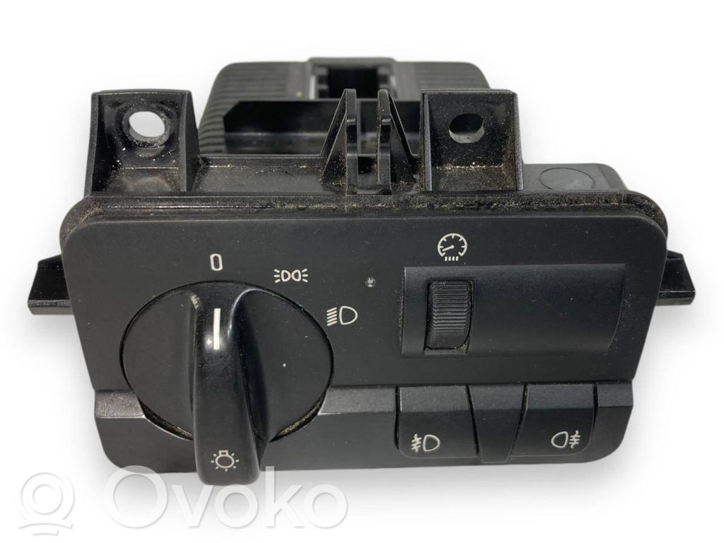 Light switch   6919833