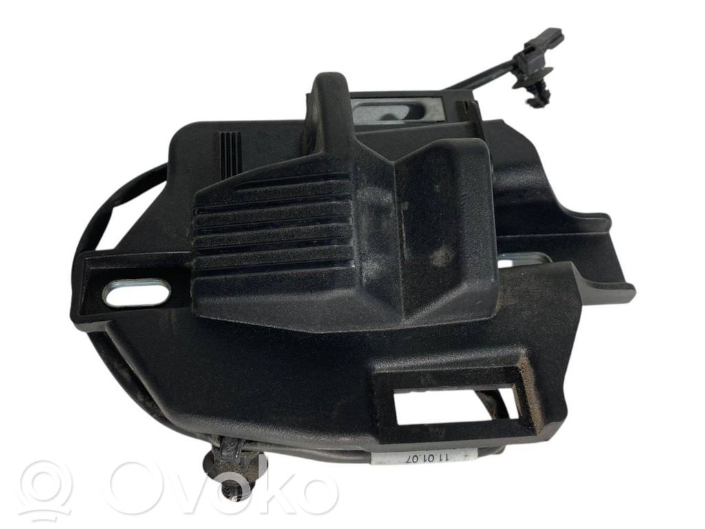 Tailgate/trunk/boot lock/latch/bracket   6979425