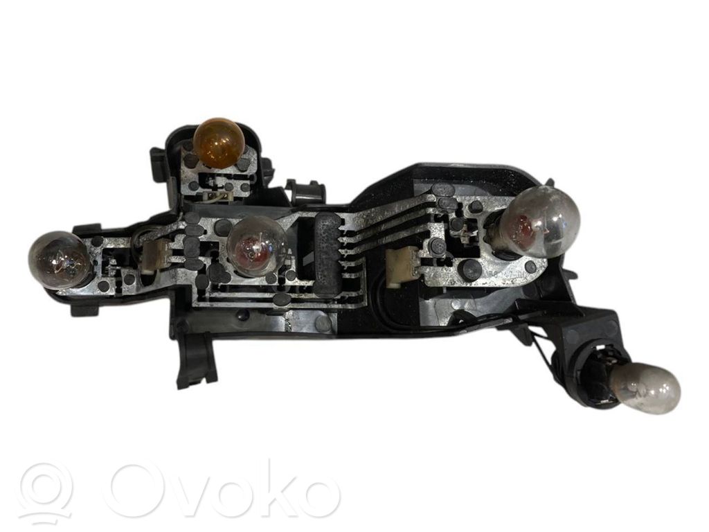 Takavalon polttimon suojan pidike   6923305